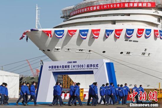 中国首制大型邮轮实现坞内起浮