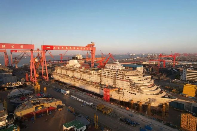 今天,中国首制大型邮轮实现坞内起浮